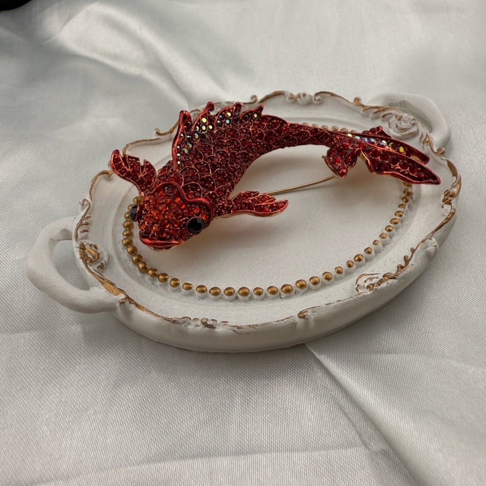 New! Red Crystal Fish Brooch – Sparkling Statement Pin, Luxury Animal - Picture 5 of 6